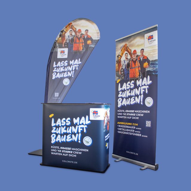 🌟 Visuelles Recruiting, das Eindruck hinterlässt!

Wir durften für unseren Kunden Colcrete @colcretewasserbau ein rundum überzeugendes Messepaket gestalten – alles mit dem Ziel, motivierte Nachwuchstalente zu begeistern. 🙌

Unser Beitrag:
✅ Visual: Aufmerksamkeit garantiert!
✅ Messetheke, Roll-up & Beachflag: Perfekte Bühne für den ersten Eindruck.
✅ Folder zu Ausbildungsberufen: Alles Wissenswerte auf einen Blick.

Mit diesem Konzept konnte Colcrete auf verschiedenen Ausbildungsmessen punkten – und jede Menge potenzielle Azubis gewinnen! 🚀

#engelundhelden #VisuelleKommunikation #Werbeagentur #Oldenburg #Messeauftritt #Ausbildungsmessen #TalenteFördern #colcretewasserbau #MessestandDesign #Messestand #MesseDesign #Ausbildung #Nachwuchsgewinnung